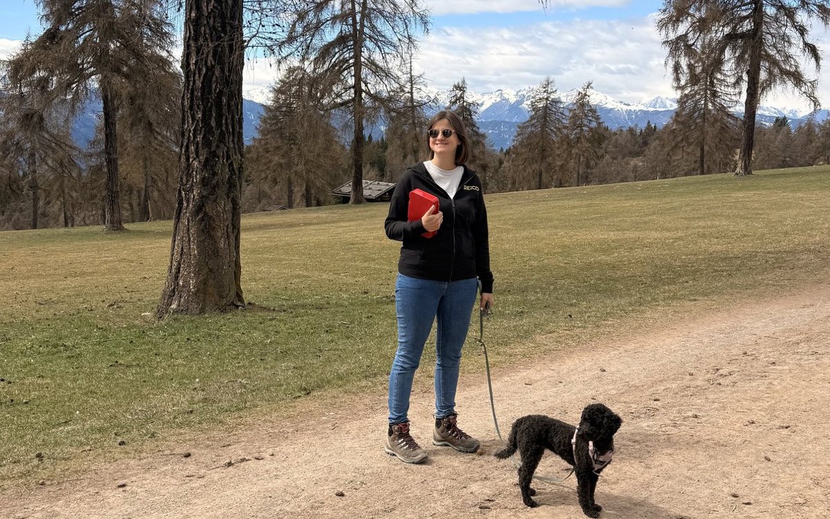 Sarah mit Pudeldame Amy auf einem Wanderweg in den Bergen