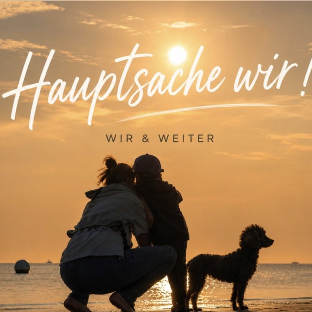 Coverbild von „Hauptsache wir!“: Familie mit Pudeldame Amy am Strand im Sonnenuntergang